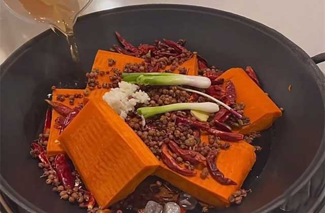 重庆老火锅底料炒制